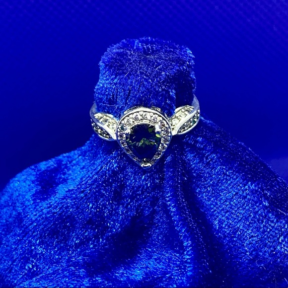 Beautiful Women’s Fashion Ring Size 5 - Picture 2 of 9